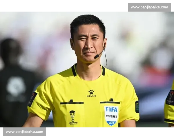 足球裁判在赛场中的权威担当与公平判罚的职业使命角色责任与发展